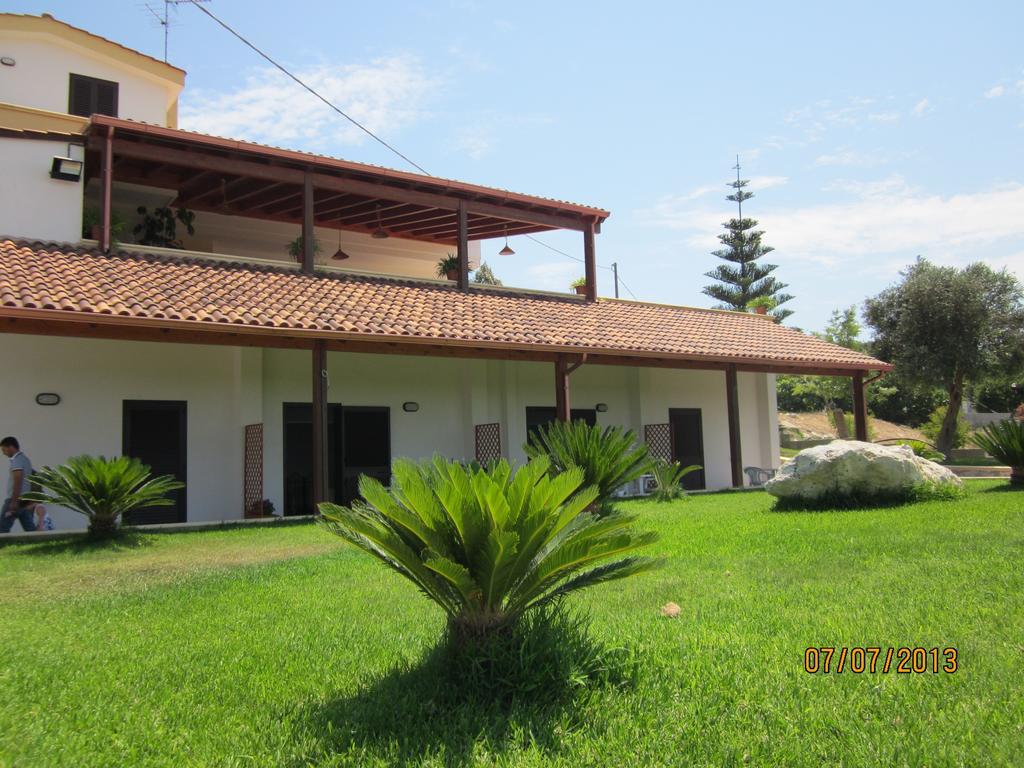 Agriturismo Tenuta Pozzello Torre dell'Orso Habitación foto